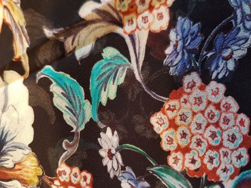 Sort viskose med blomster